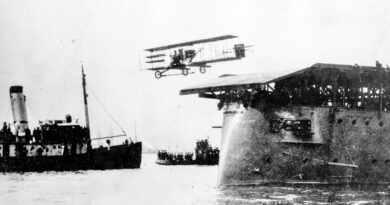 LE PREMIER DECOLLAGE A PARTIR D’UN BATEAU LE PREMIER DECOLLAGE A PARTIR D’UN BATEAU