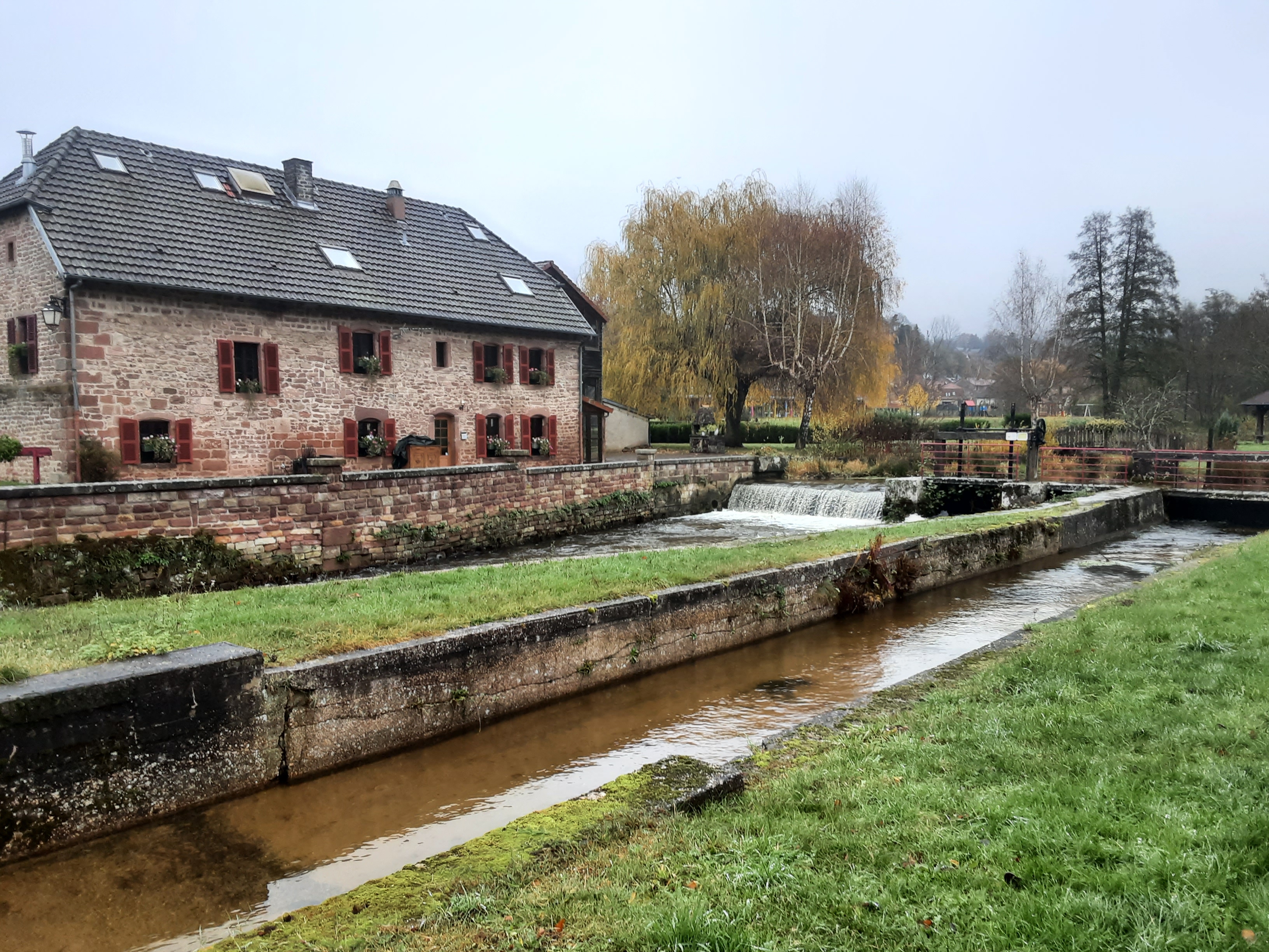 Cherchez le grès rose Vosges et la Sarre Rouge. <br />
Vous verrez ainsi des caractéristiques du beau paysage d’Abreschviller !<br />
