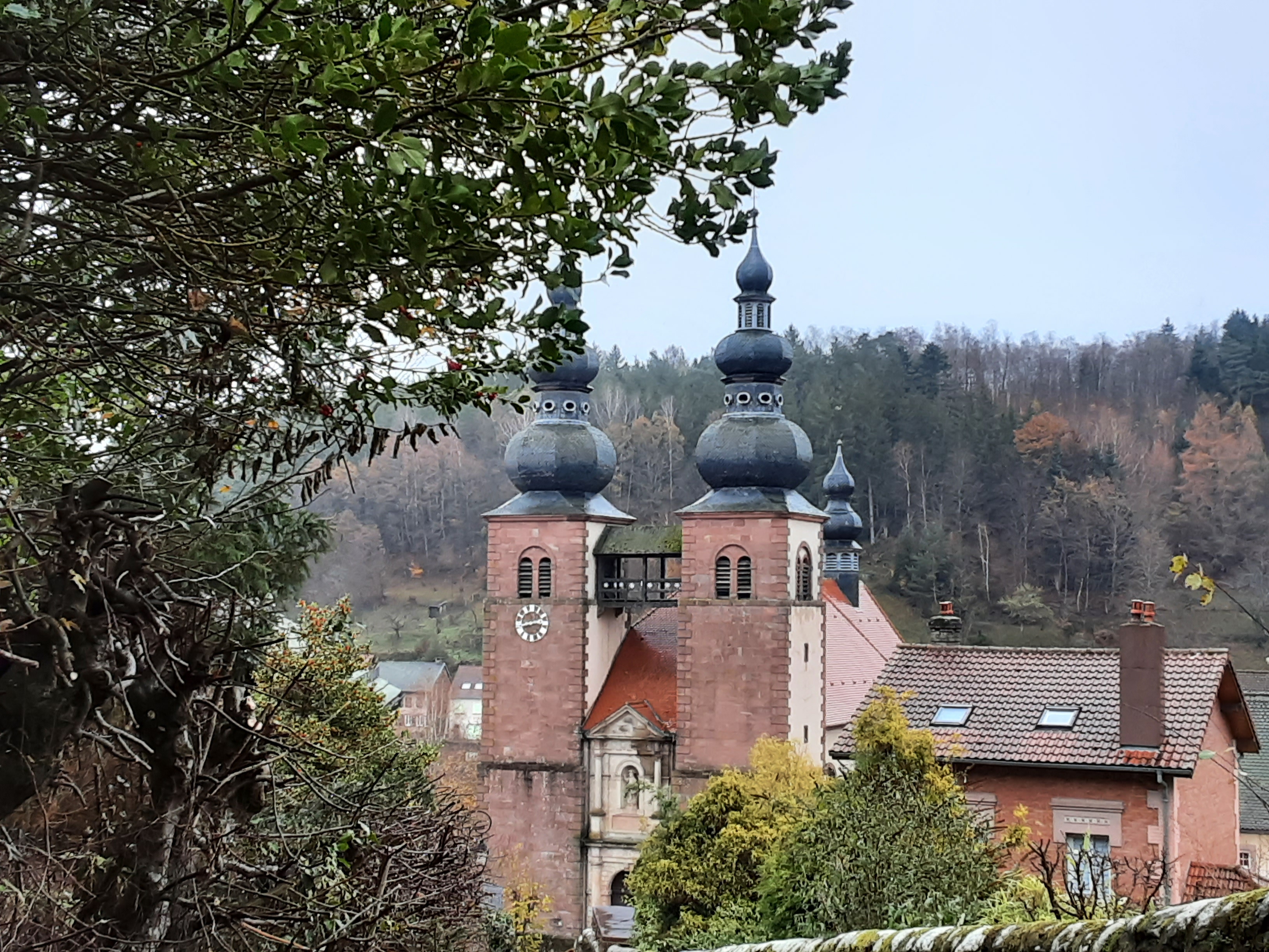 Au cœur du plus beau village de France, venez découvrir la rose d'or : l'église prioriale de Saint-Quirin.