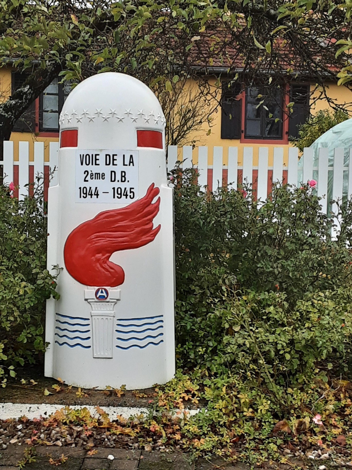 Ce monument est important pour le village, car il représente la libération de Schneckenbusch par la 2ème Division Blindée du général Leclerc, après plus de 4 ans d’occupation allemande. Cet événement a eu lieu le 21 novembre 1944.