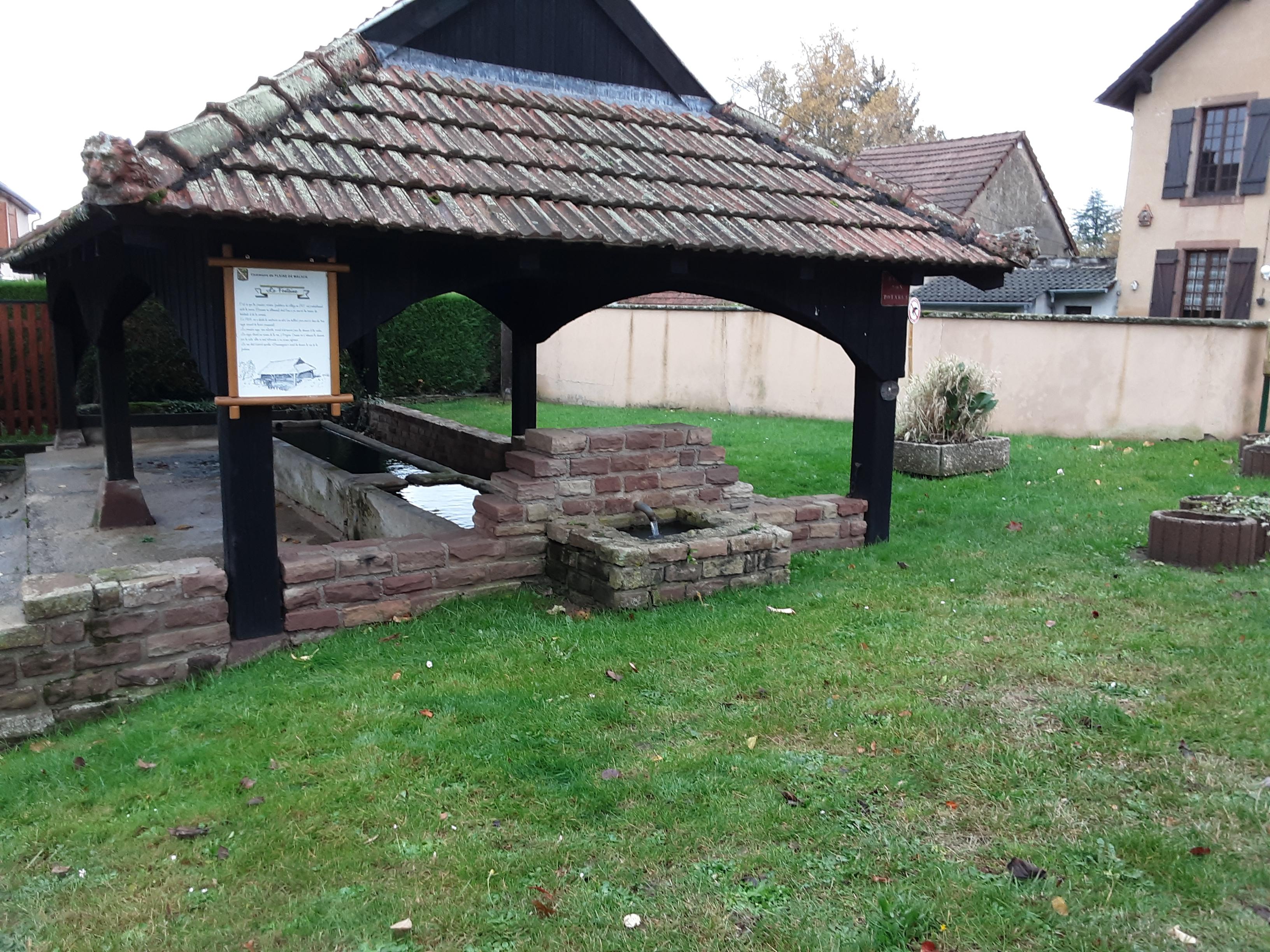 Le lavoir communal a la particularité d'avoir ses auges couvertes par un hallier. La source qui l'alimente est à l'origine de la fondation de notre village par les verriers en 1707. Il est donc très important pour la commune.