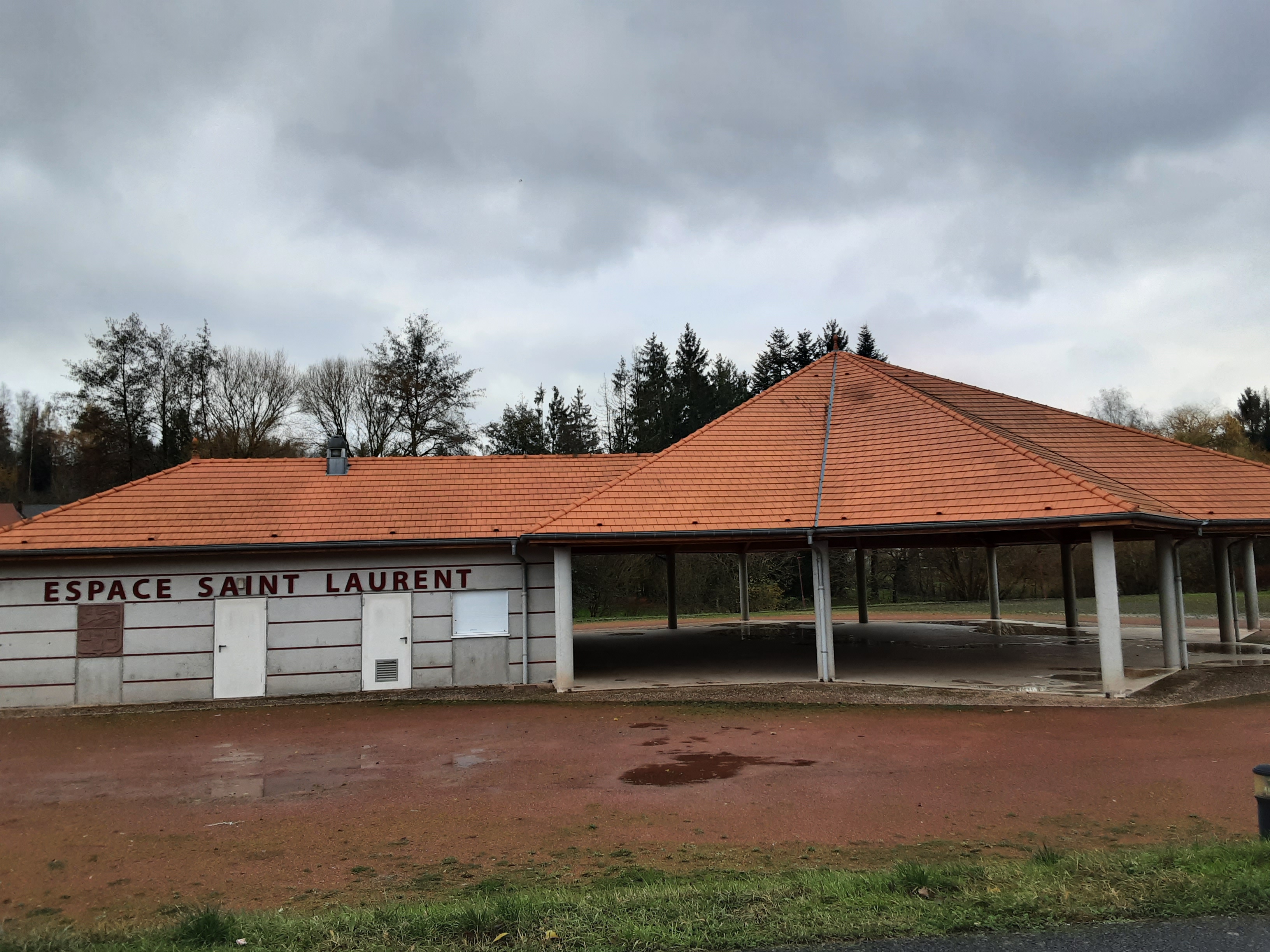 Nous avons choisi l'espace Saint Laurent de Hartzviller car nous apprécions beaucoup cet endroit ! On y fait du vélo, d'interminables parties de ballon et on y présente notre spectacle de fin d'année !