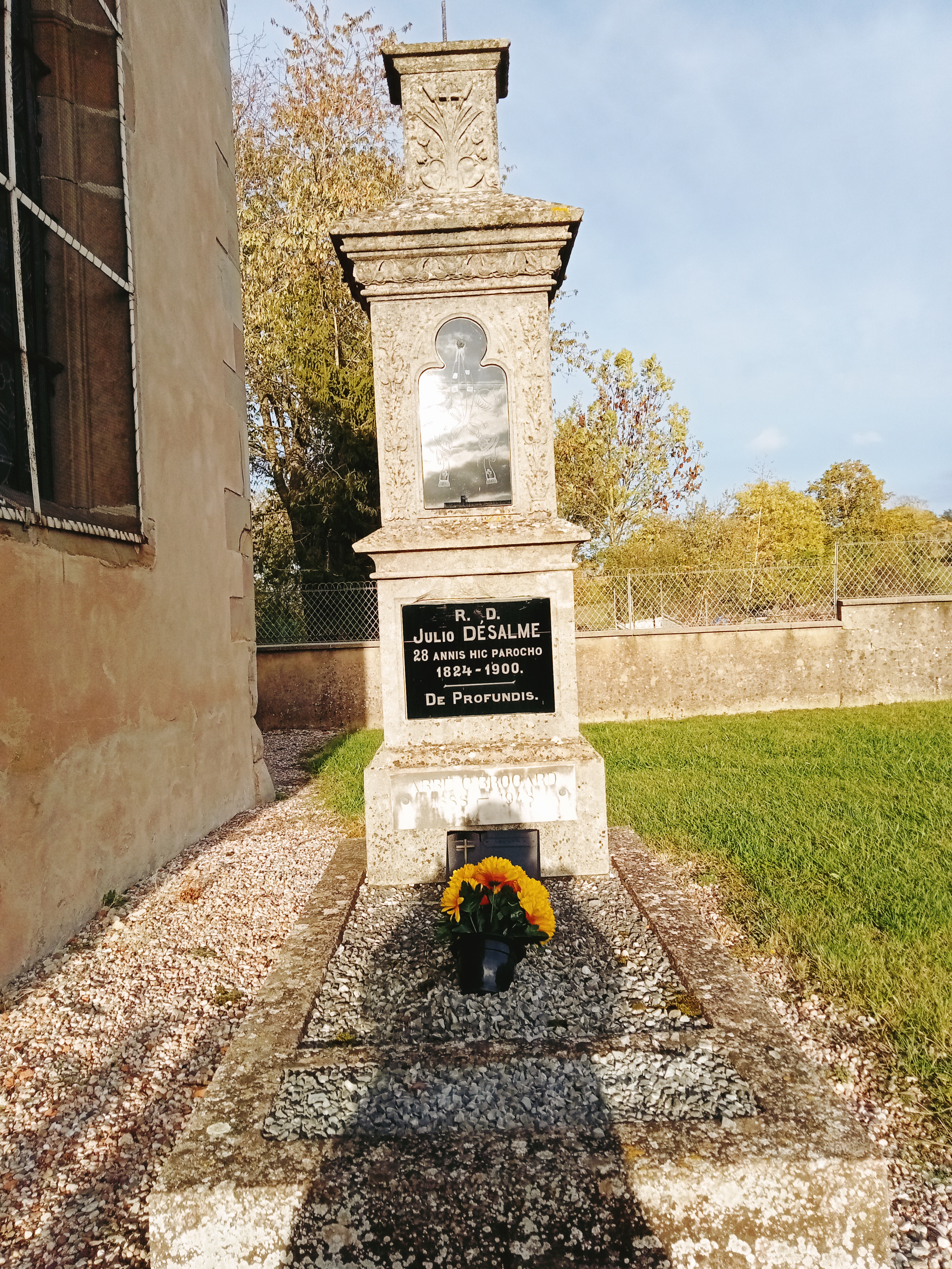 Cette photo représente le territoire car cette tombe est celle d’une personne ayant participé à un moment à la vie commune du village.