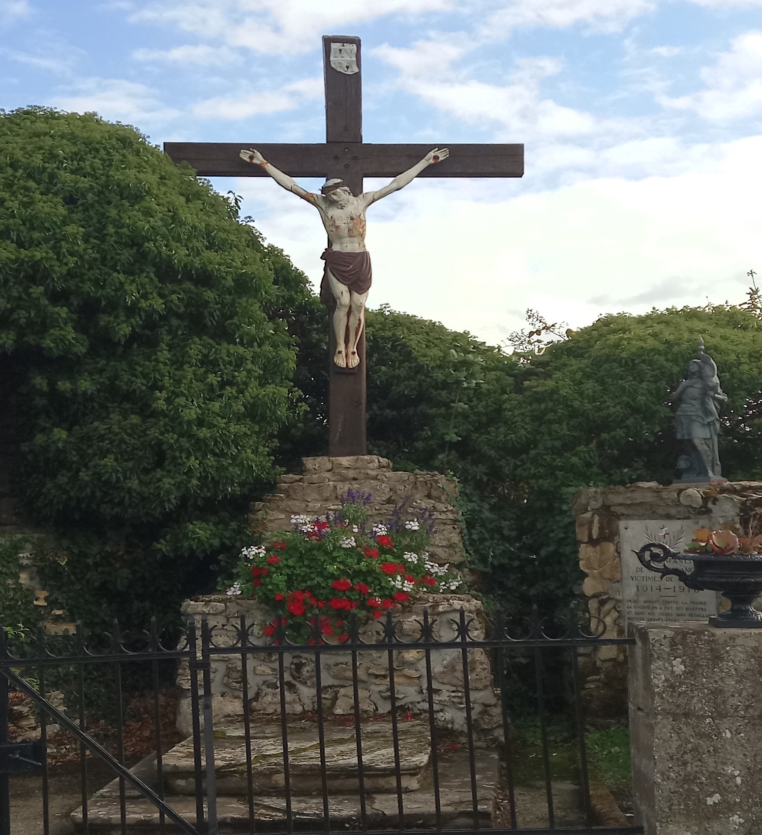 C’est un monument aux morts situé à Gondrexange.<br />
Il rappelle la religion du village et la nature liés au village (étang, forêt, champs) et commémore les enfants morts à la guerre 1914-1918.