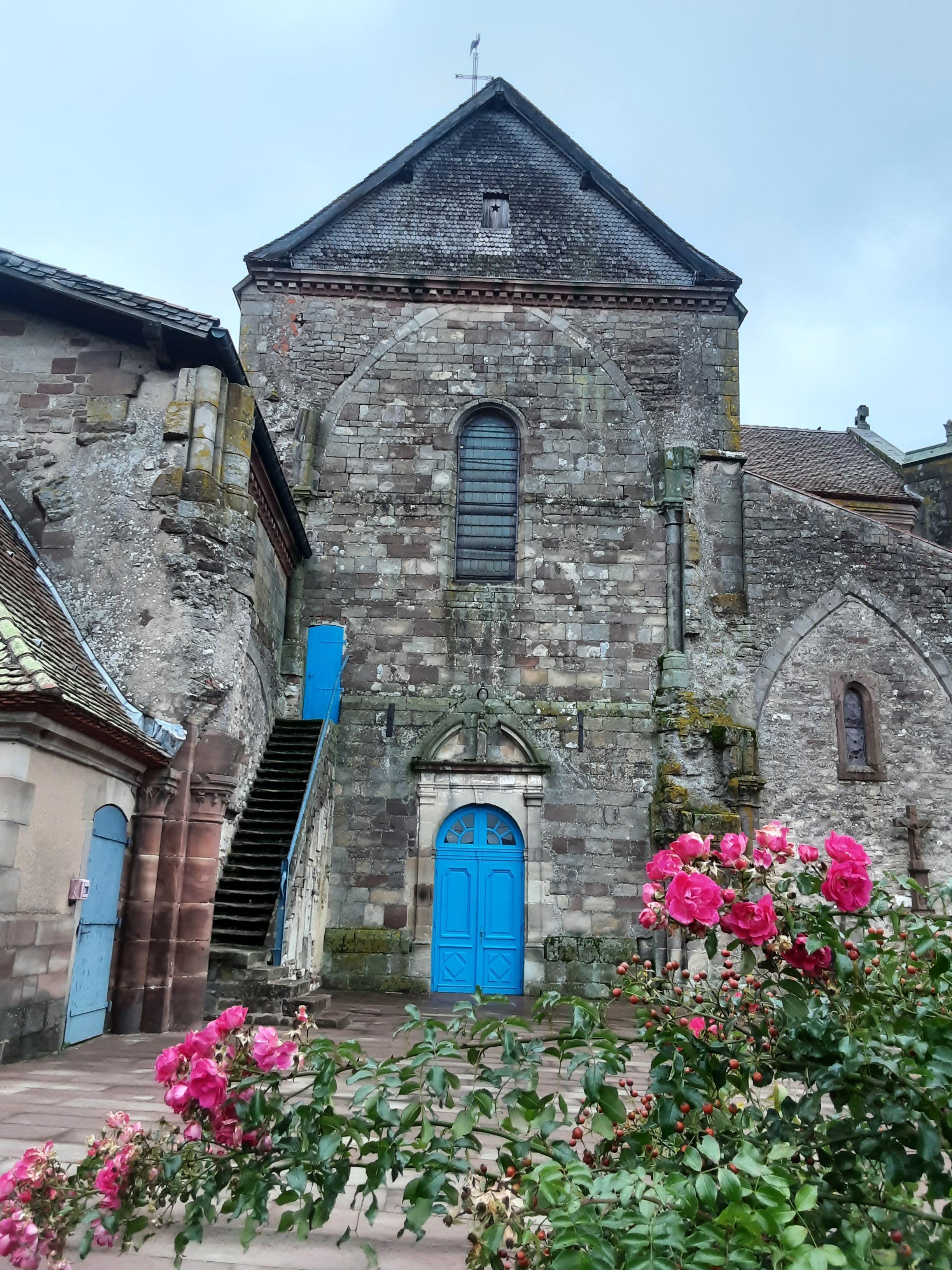 L'église de Hesse nous montre les traces du passé; un passé souvent lié aux guerres et donc un passé triste. Mais le contraste de la couleur du rosier apporte une pointe de joie et un sentiment de bonheur.