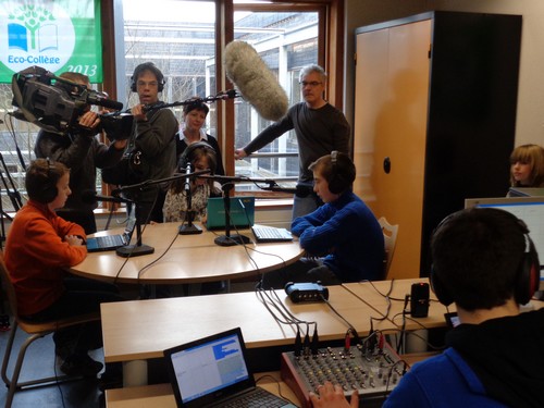 Un éco-journal est enregistré dans le studio de la webradio en présence d'une équipe de France3 Lorraine