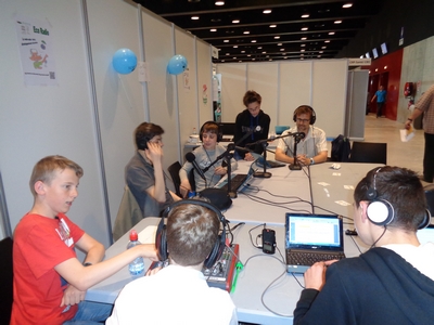 Des jeunes reporters interview Vincent HUAULT lors du émission enregistrée au forum Science&You