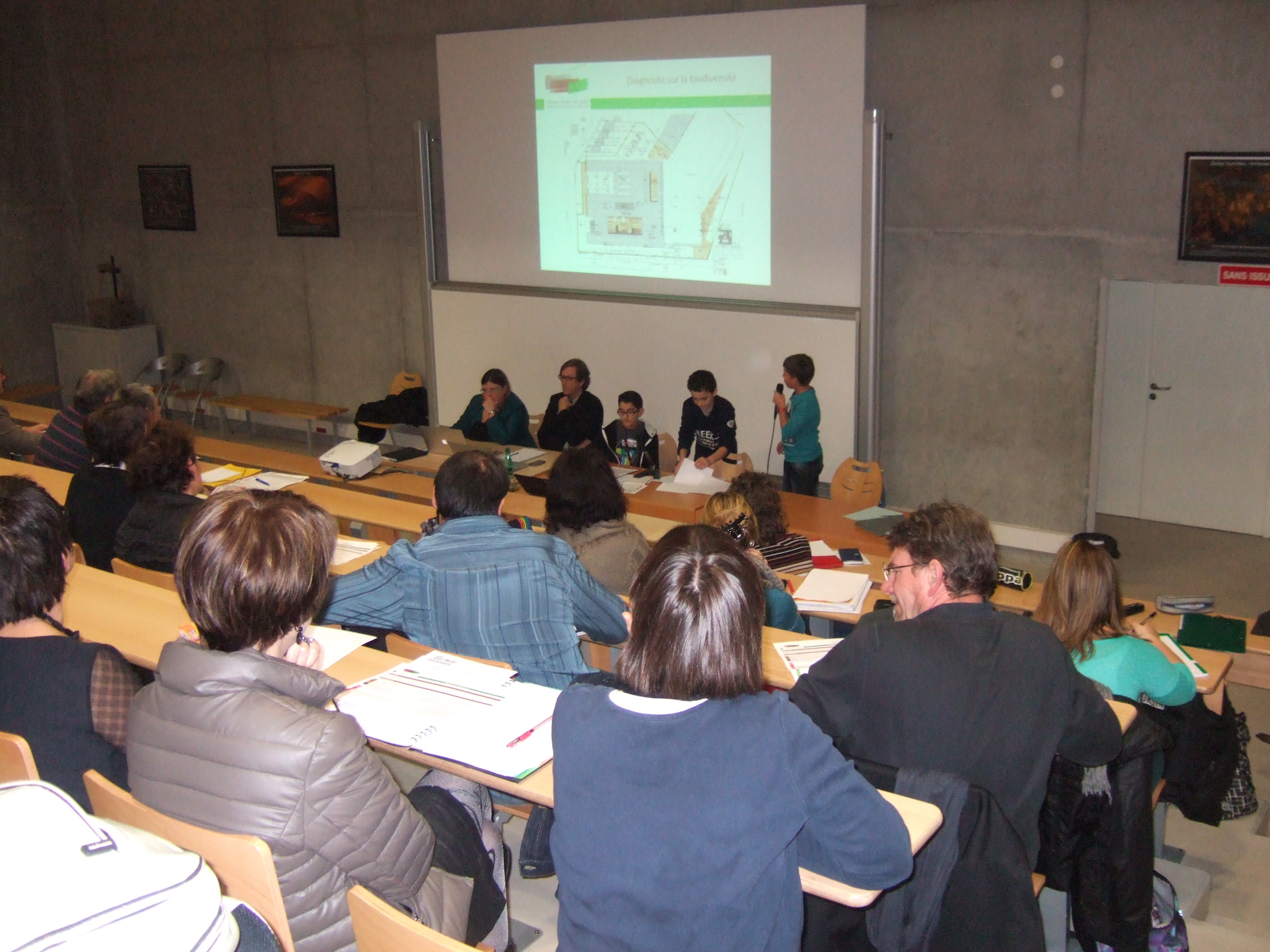 Présentation du diagnostic par trois élèves lors du comité de suivi du projet "Collège Durable" du 28 novembre 2013