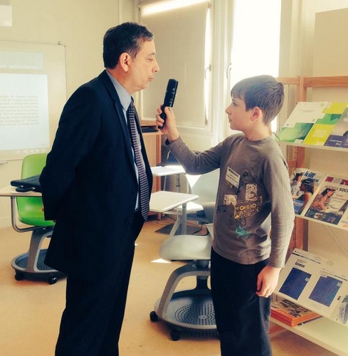 Un jeune reporter d'Eco Radio interview M. Gilles PECOUT, recteur de l'académie de Nancy-Metz.