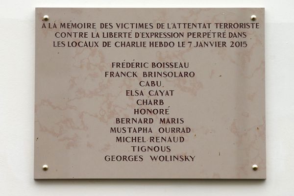 https://fr.m.wikipedia.org/wiki/Fichier:Plaque_Charlie_Hebdo.jpg